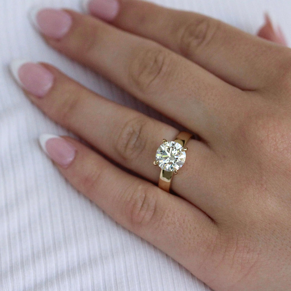 The Marilyn Ring (Round) in Yellow Gold with 3ct Lab-Grown Diamond modeled