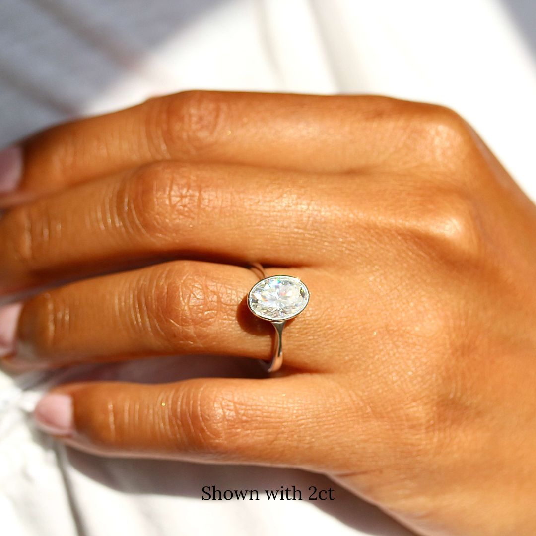 Stevie Ring (Oval) in white gold modeled on a hand