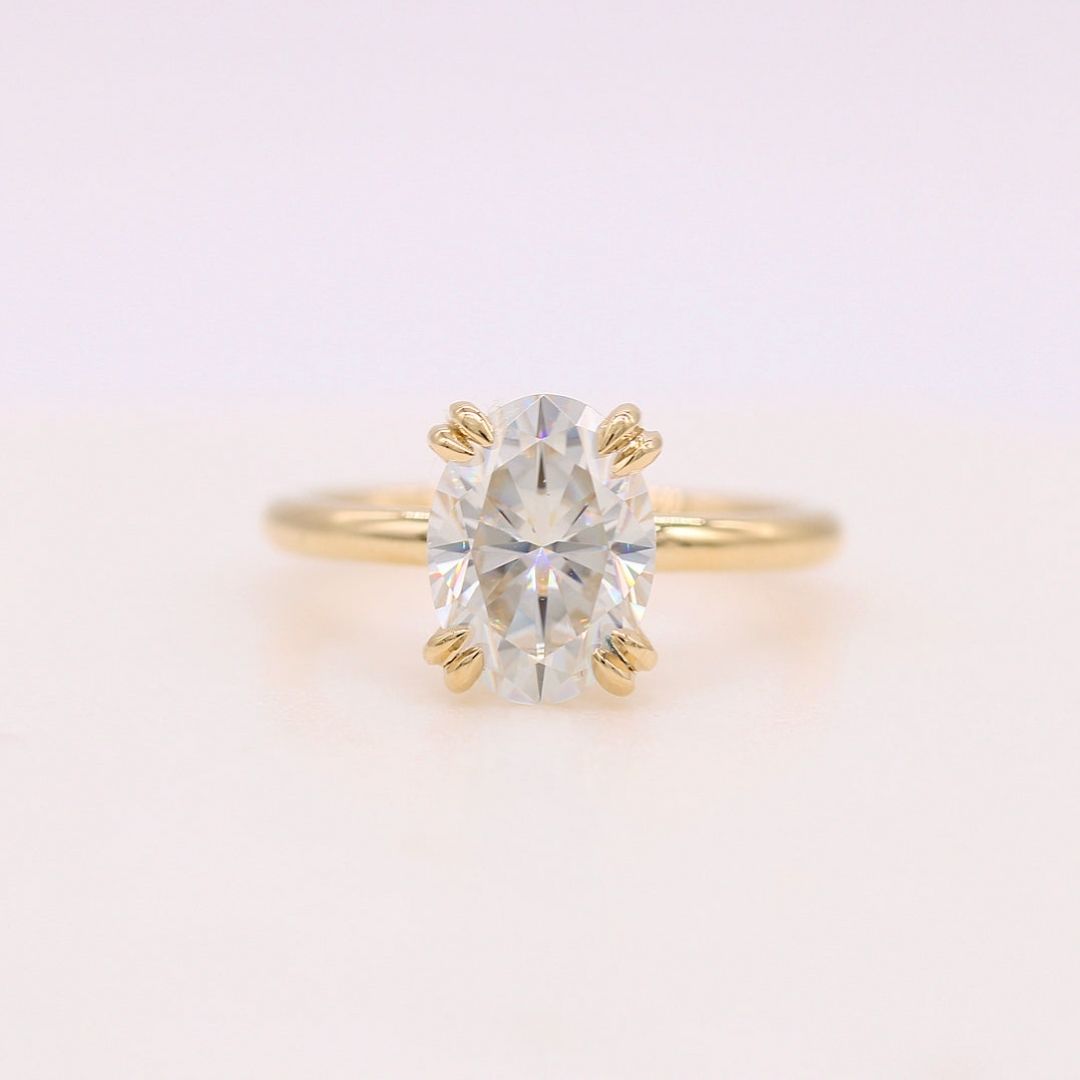 The serena ring (oval) in yellow gold against a white background