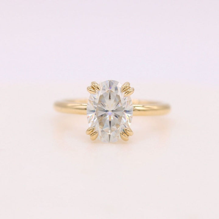 The serena ring (oval) in yellow gold against a white background
