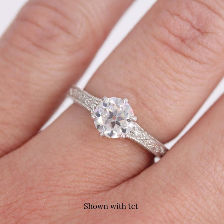 The Kathleen ring in white gold modeled on a hand