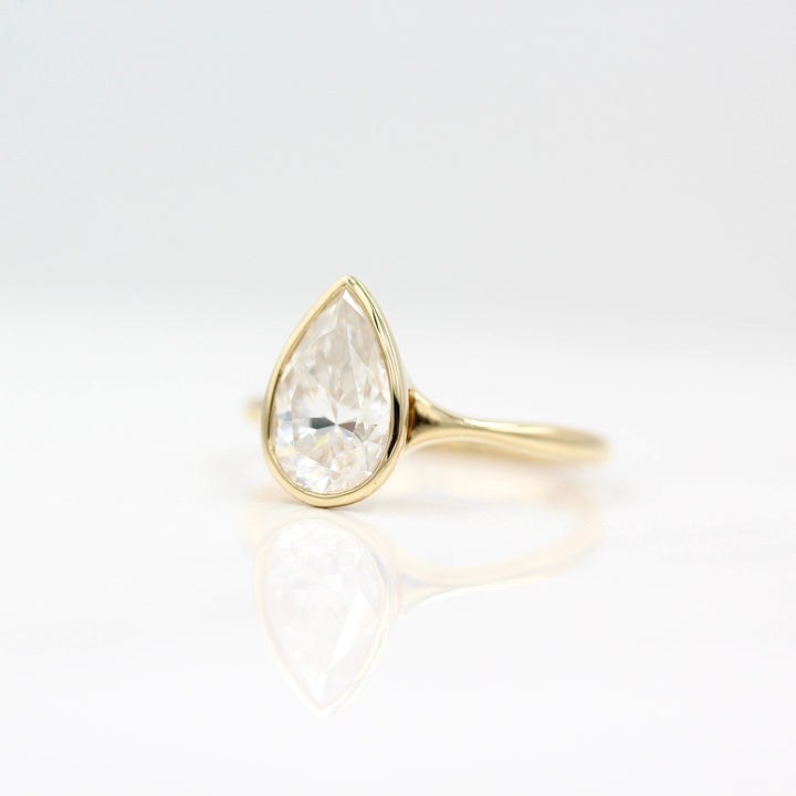The stevie (pear) in yellow gold against a white background