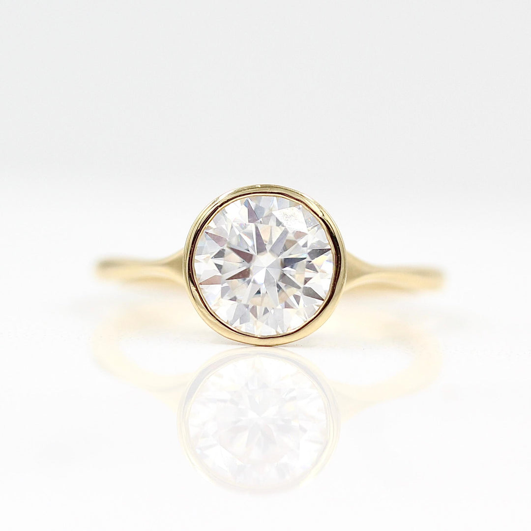 The Stevie Ring (Round) in yellow gold against a white background