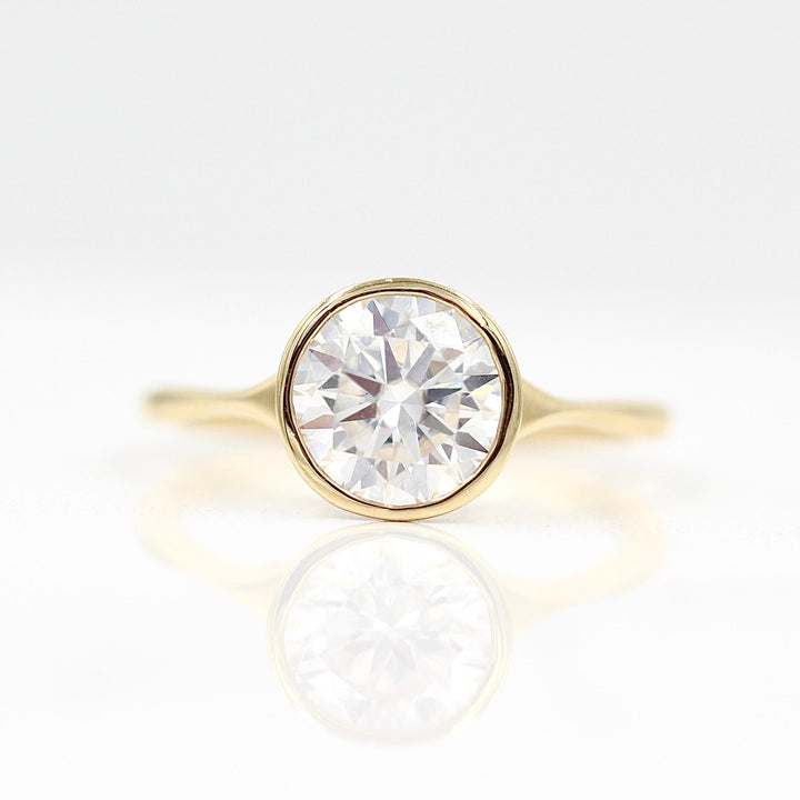 The Stevie Ring (Round) in yellow gold against a white background