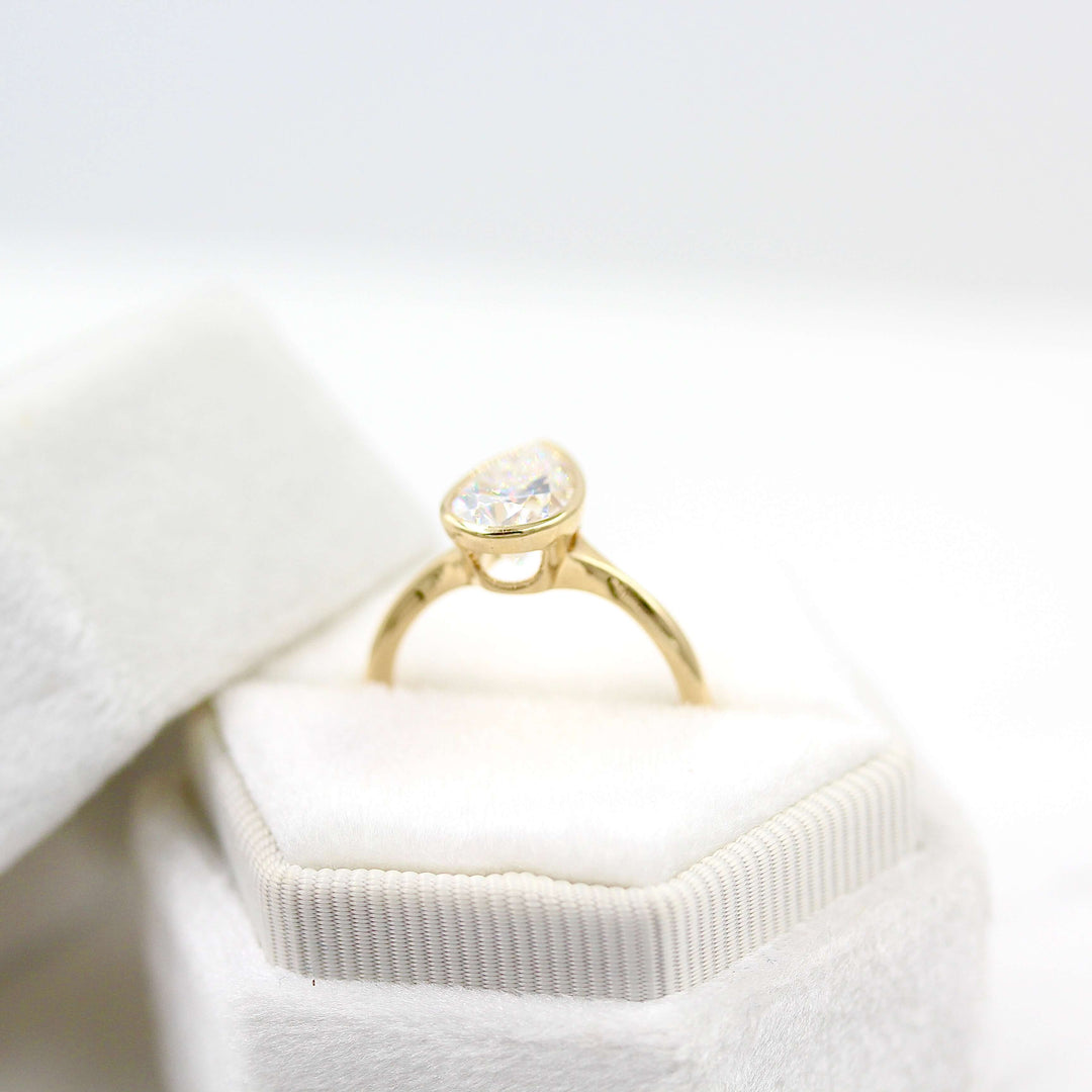 The Stevie Ring (Pear) in yellow gold in white velvet ring box