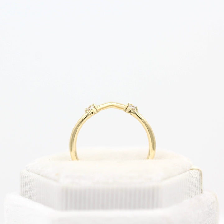 The Double Diamond V-Band in yellow gold in a white velvet ring box