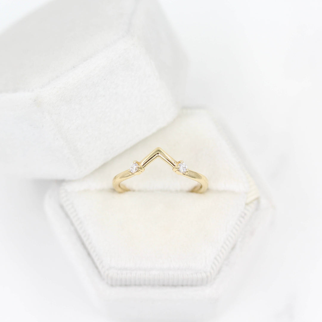 The Double Diamond V-Band in yellow gold in a white velvet ring box