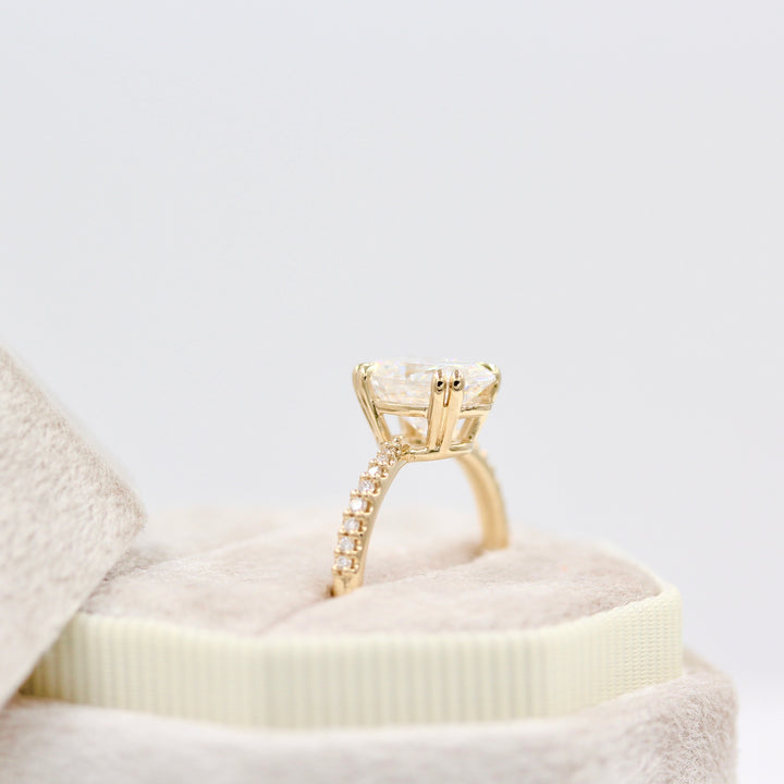 The grace (oval) in yellow gold in a white velvet ring box