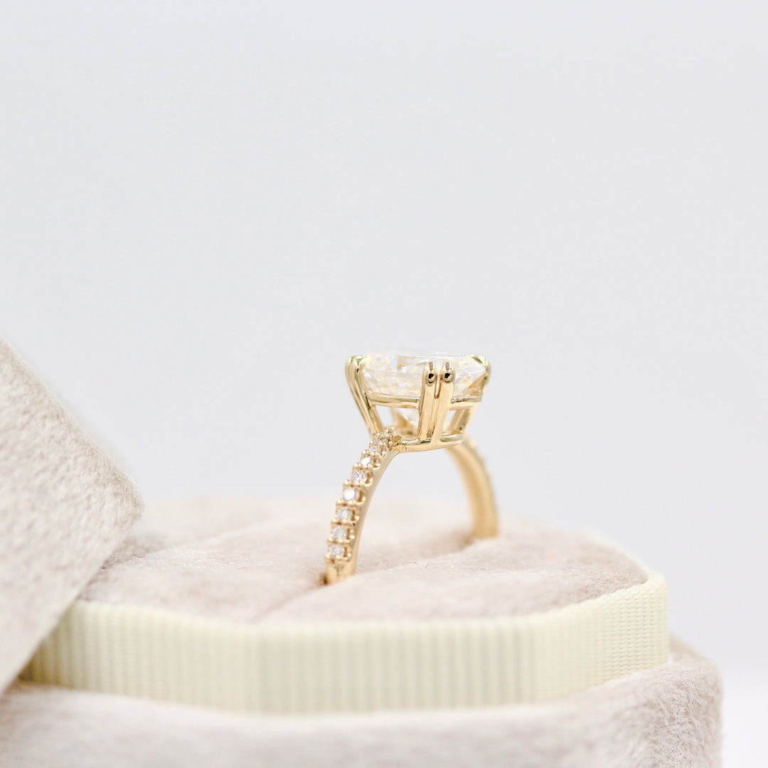 The grace (oval) in yellow gold in a white velvet ring box