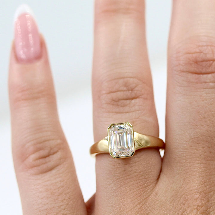 The Billie Ring in yellow gold modeled on a hand