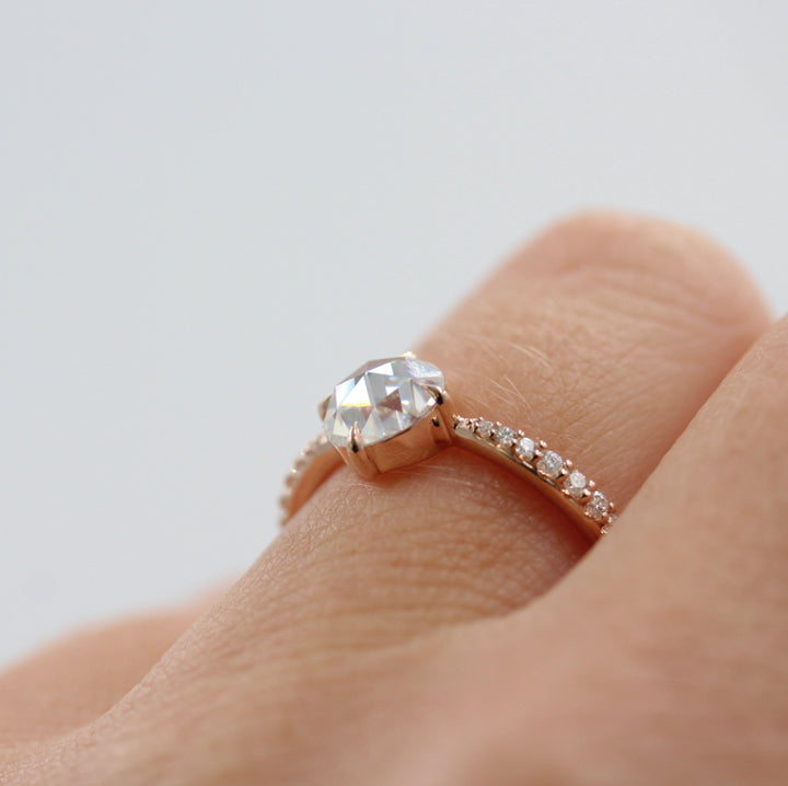 THE AURORA RING (ROUND) - MOISSANITE