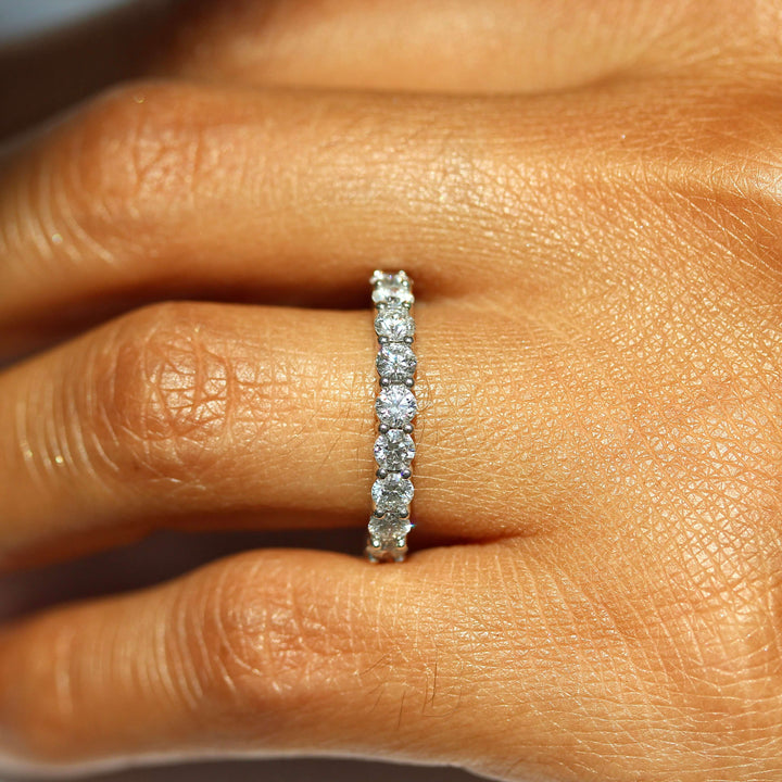 hand wearing the 1-carat wedding band