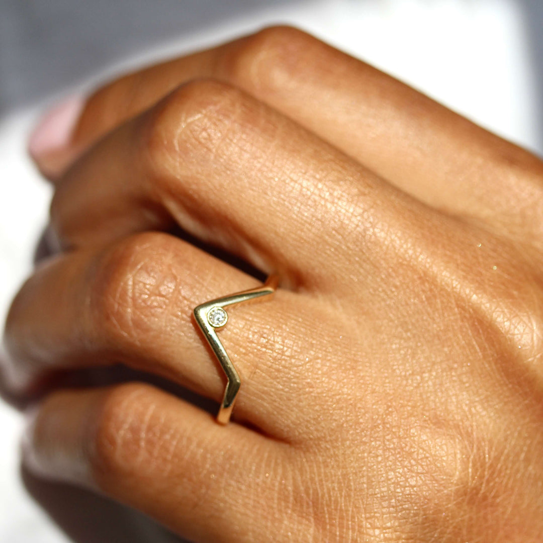 The Diamond V-Band in yellow gold modeled on a hand