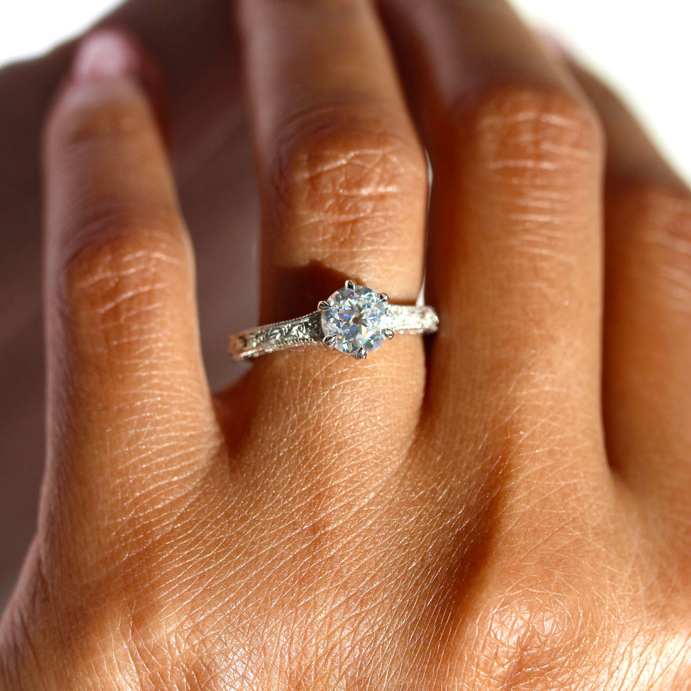 The Kathleen ring in white gold modeled on a hand