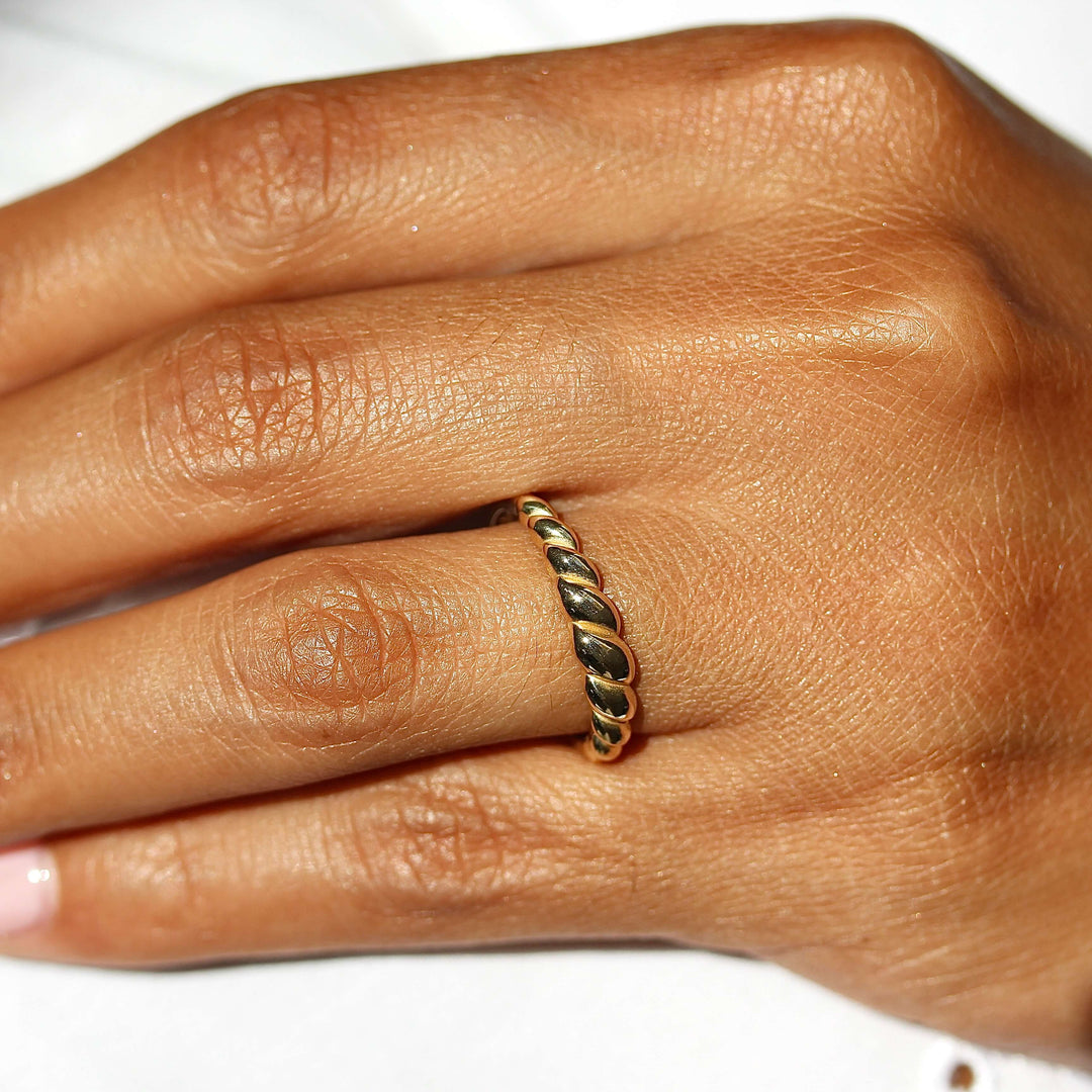 Petite Croissant Ring in yellow gold modeled