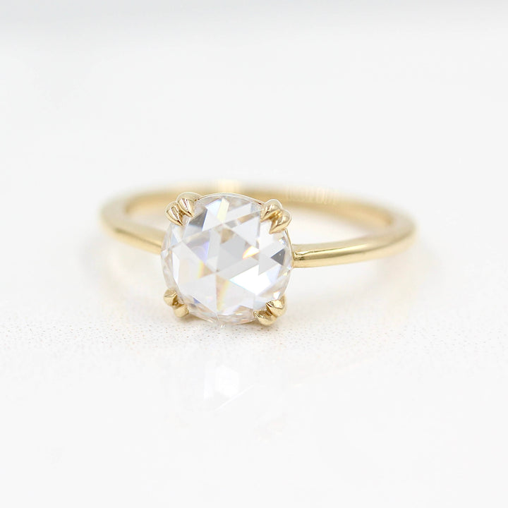 The Nora ring (round) in yellow gold against a white background