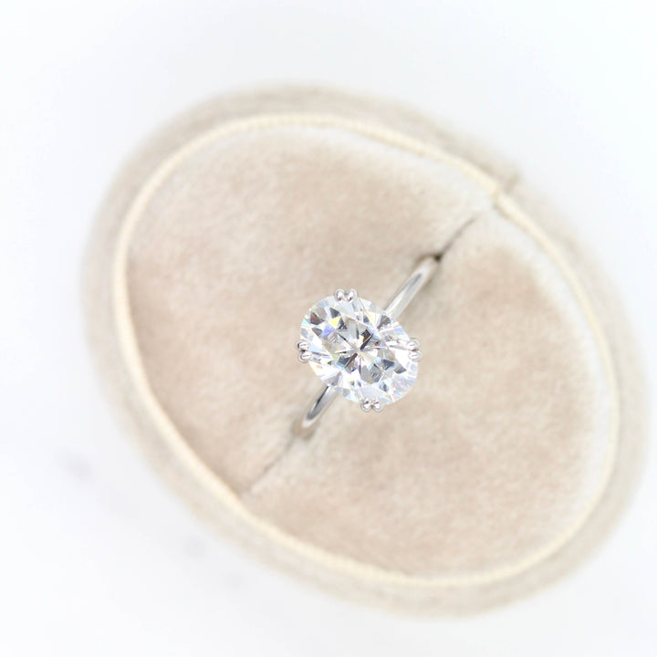 Serena oval in white gold in a velvet ring box