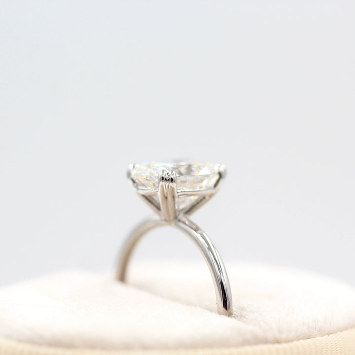 Serena oval in white gold in a velvet ring box