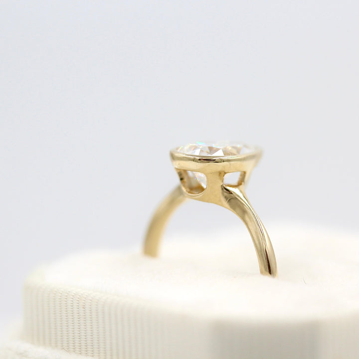 The Stevie Ring (Pear) in yellow gold in white velvet ring box