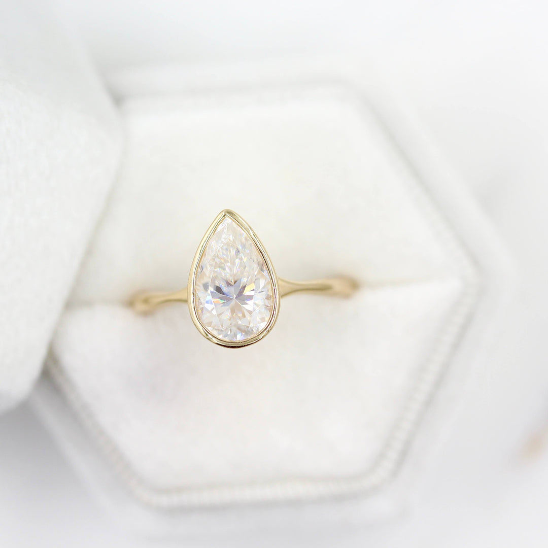 The Stevie Ring (Pear) in yellow gold in white velvet ring box