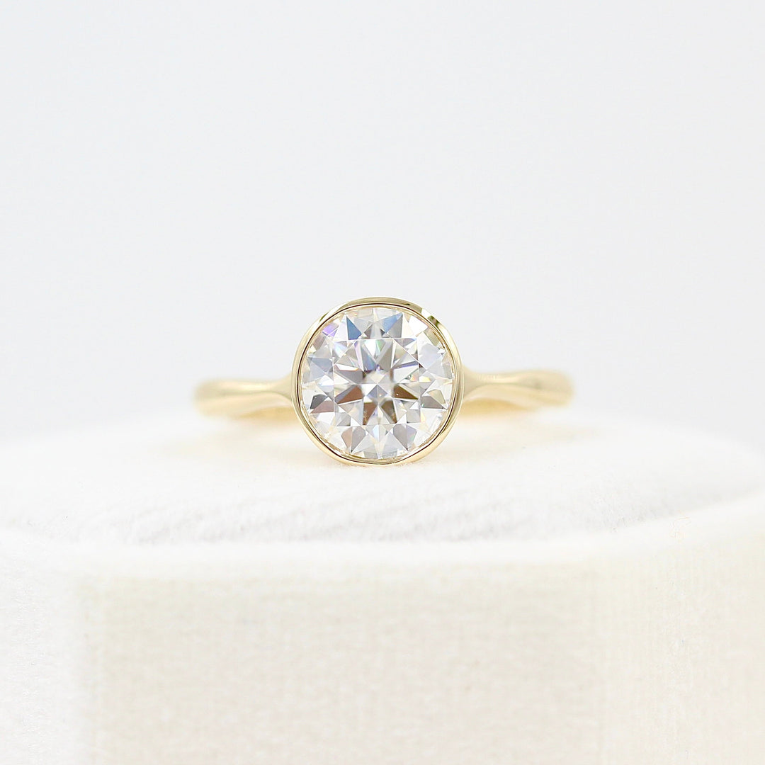 The Stevie Ring (Round) in Yellow Gold with 2ct Moissanite