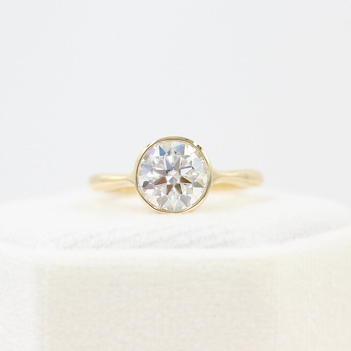 The Stevie Ring (Round) in Yellow Gold with 2ct Moissanite