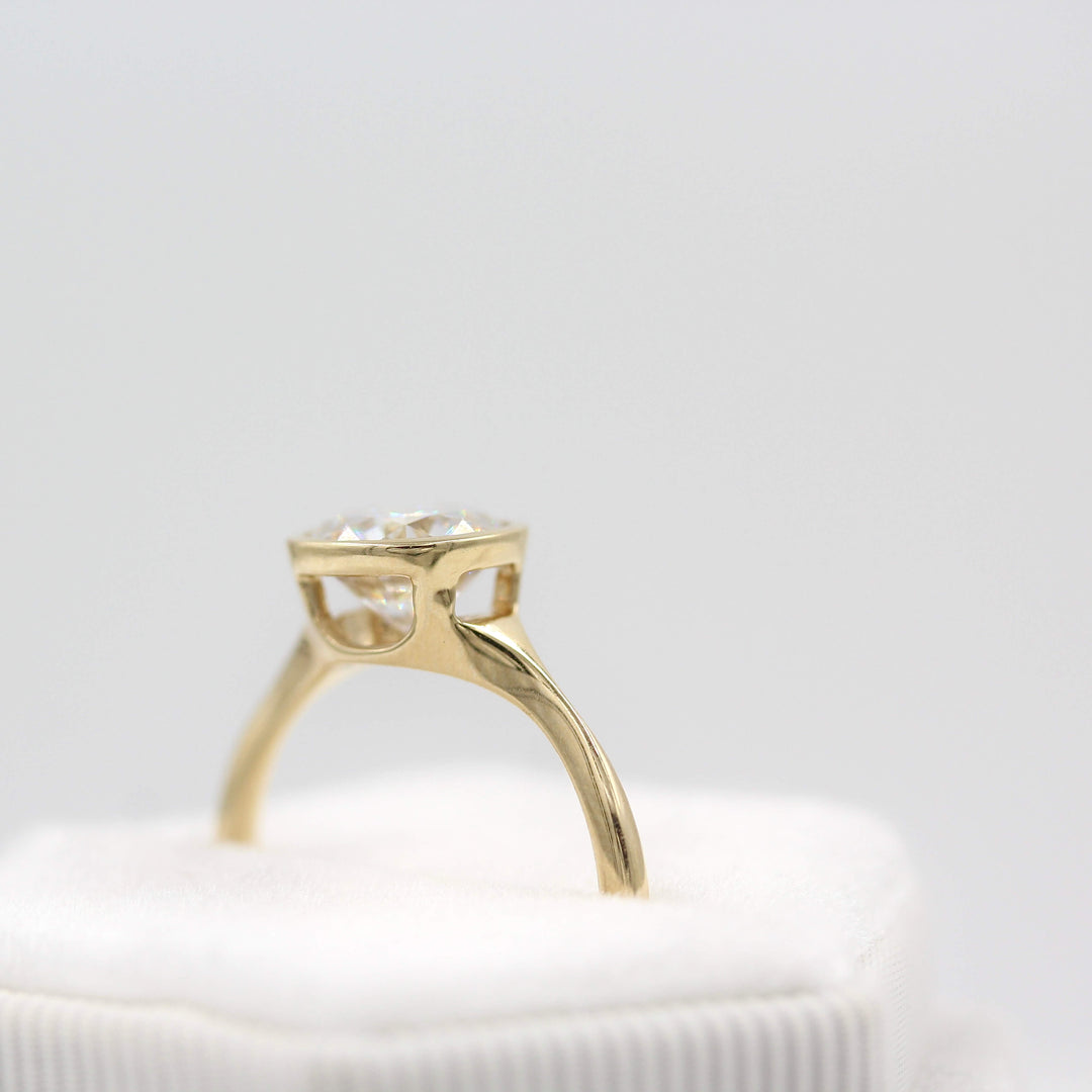 Stevie ring (round) in yellow gold in a white velvet ring box