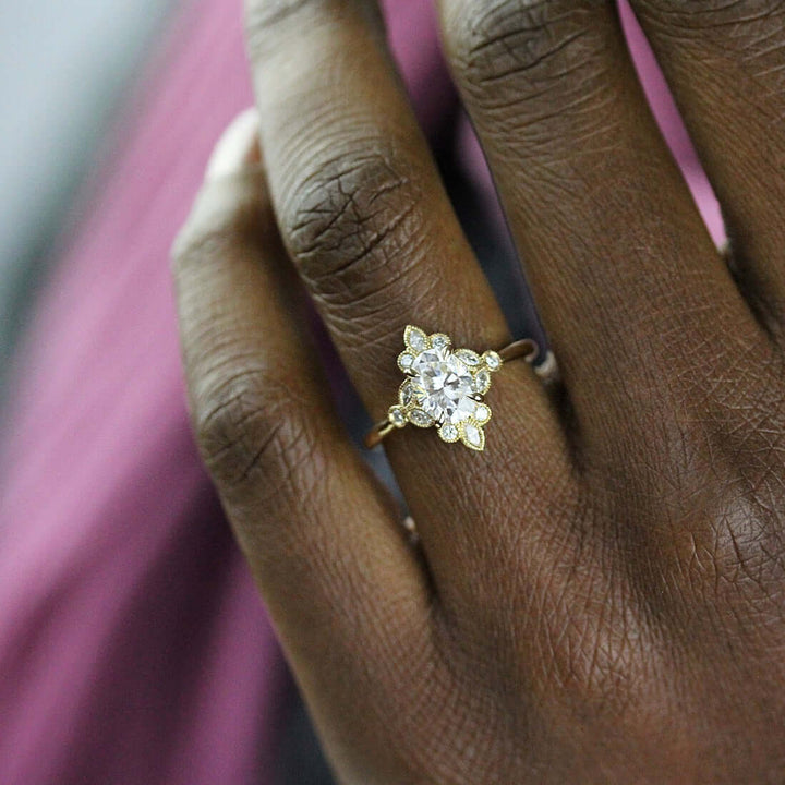 The Harlow ring in yellow gold modeled on a hand
