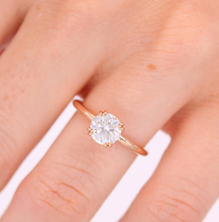 The Serena ring round in rose gold modeled on a hand