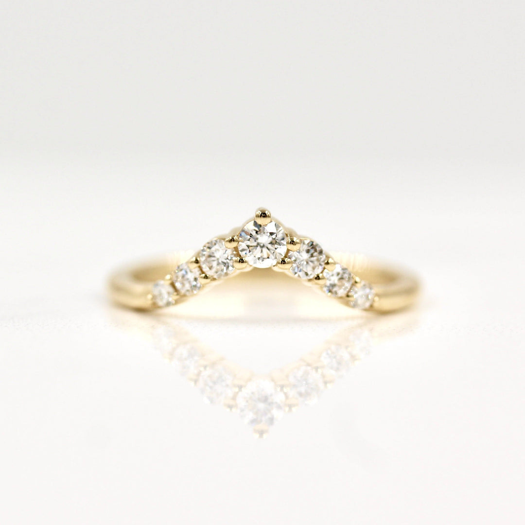 Contour wedding band in yellow gold and graduated round lab-grown diamonds