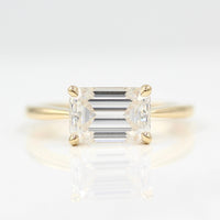 The Twyla ring emerald in yellow gold against a white background