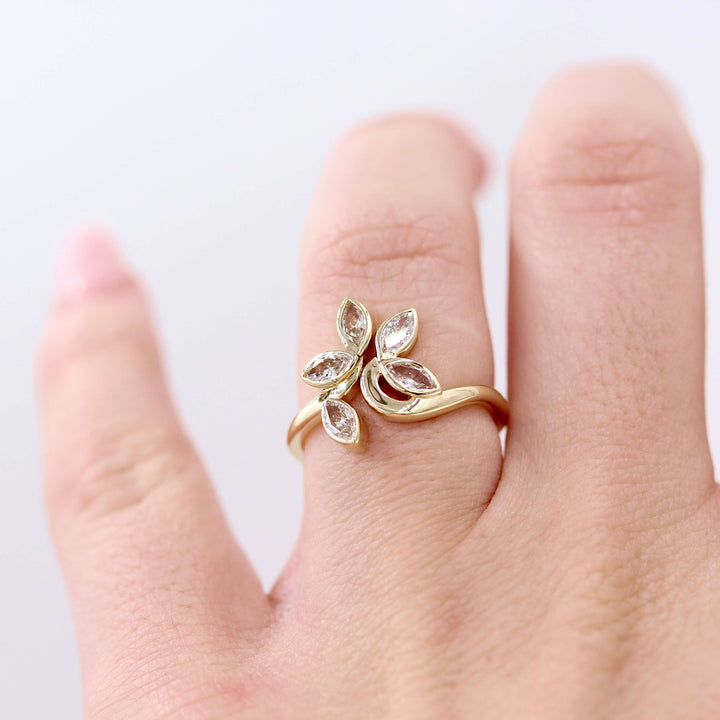 The Violet Ring in Yellow Gold modeled on a hand