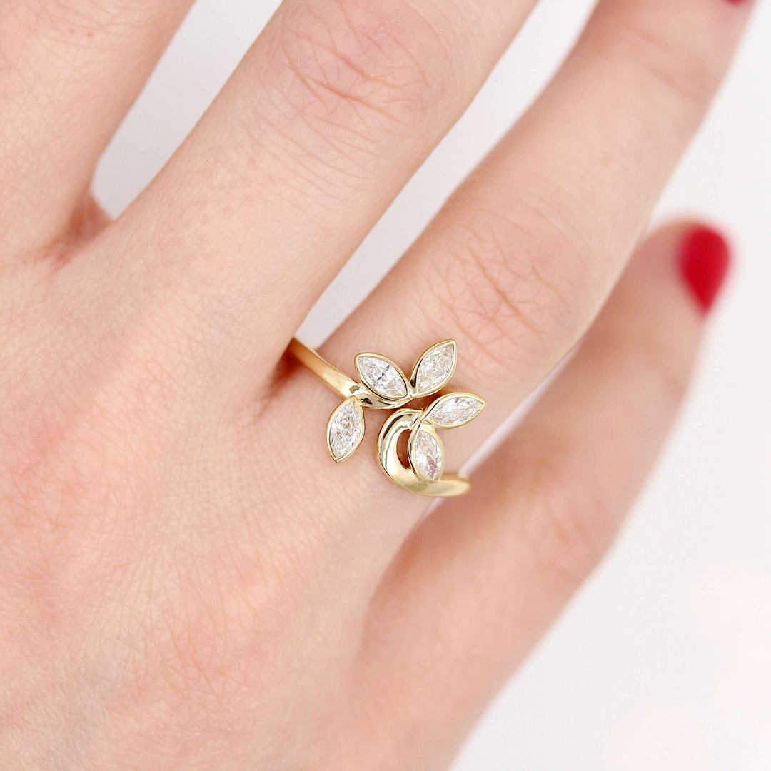 The Violet Ring in Yellow Gold modeled on a hand