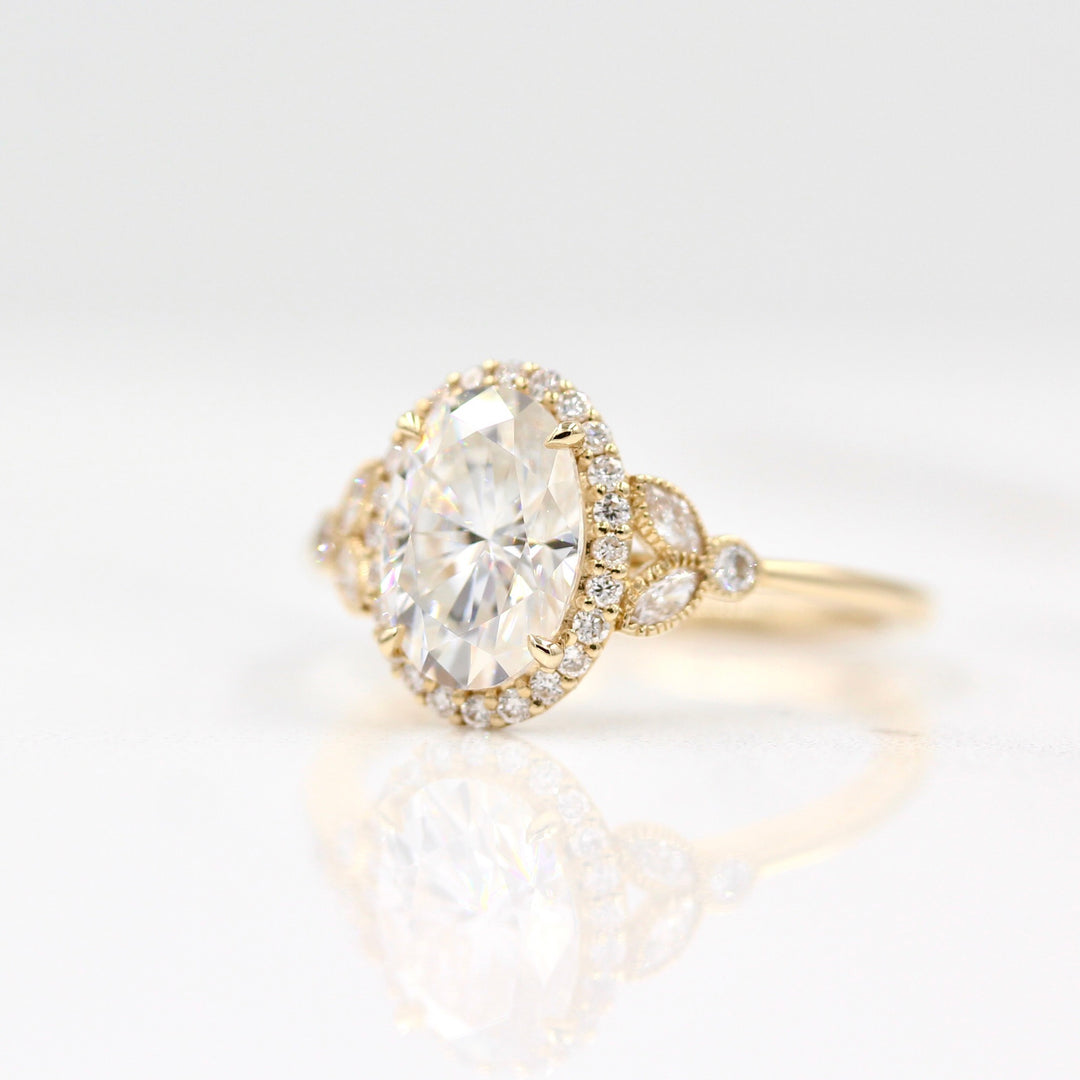 The Cate ring (Oval) in yellow gold against a white background