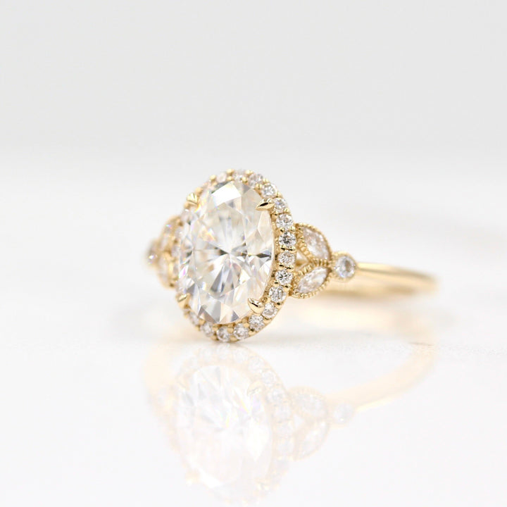 The Cate ring (Oval) in yellow gold against a white background