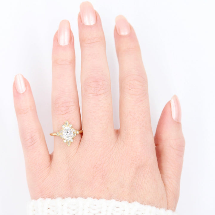 The Harlow ring in yellow gold modeled on a hand