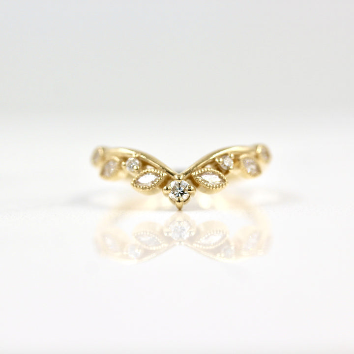 Nature-inspired wedding band with vintage details