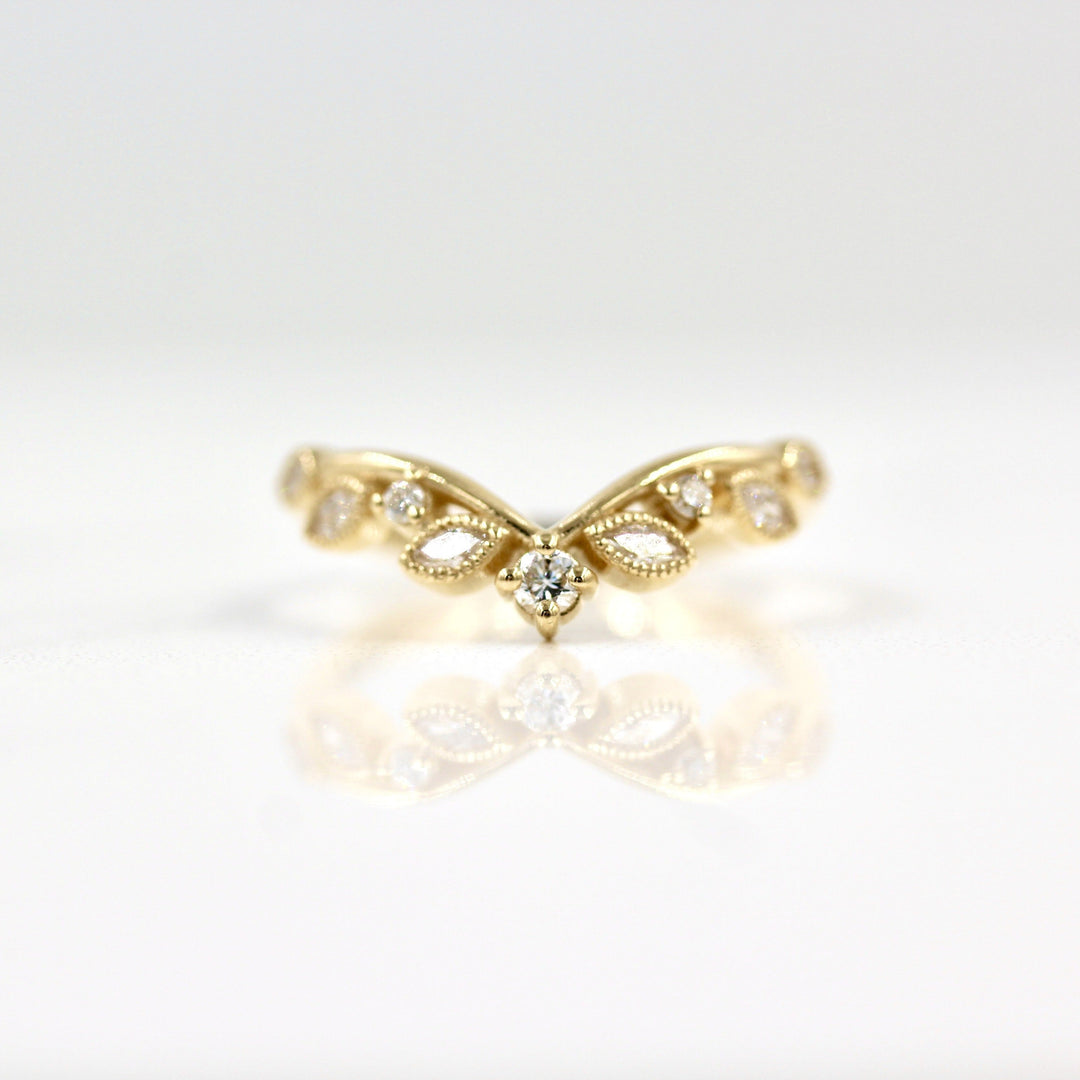 Nature-inspired wedding band with vintage details