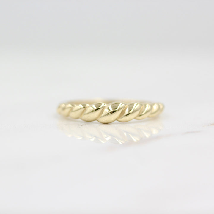 Gold twisty rope style ring