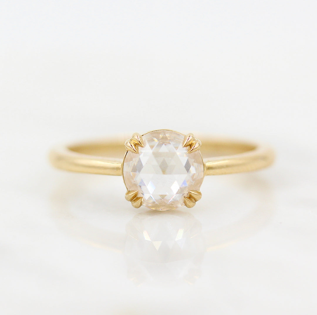 The Nora ring (round) in yellow gold against a white background