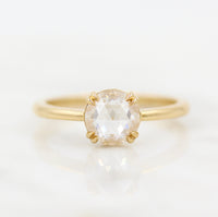 The Nora ring (round) in yellow gold against a white background