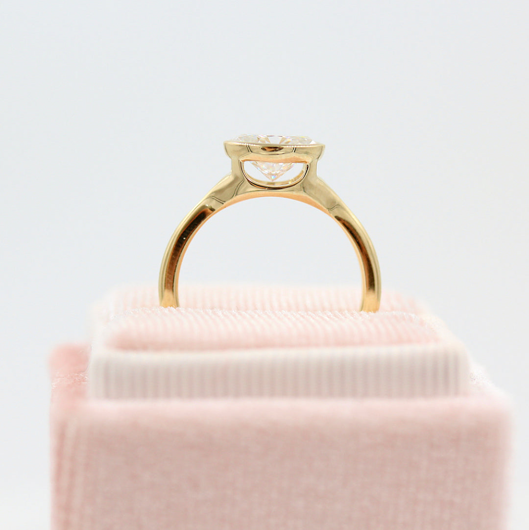 The Stevie Ring (East-West Oval) in yellow gold in a pink velvet ring box