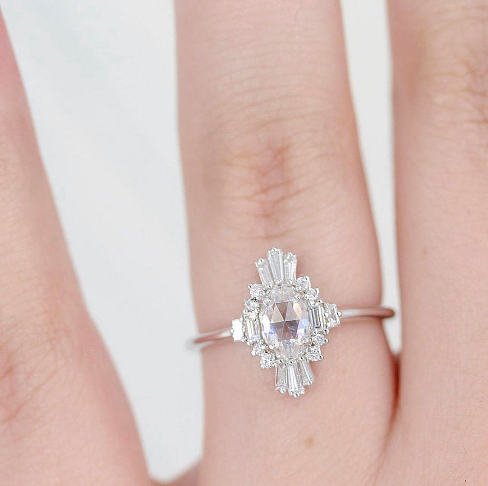 The Kortni ring in white gold modeled on a hand