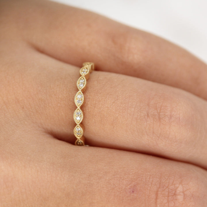 Scalloped wedding band in 14k yellow gold and lab-grown diamonds with milgrain details