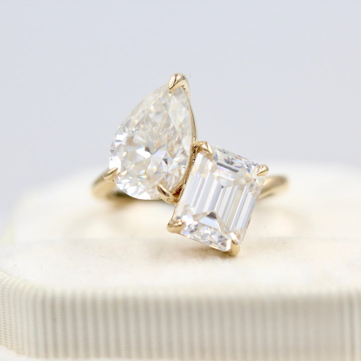 Lab-grown diamond toi et moi engagement ring